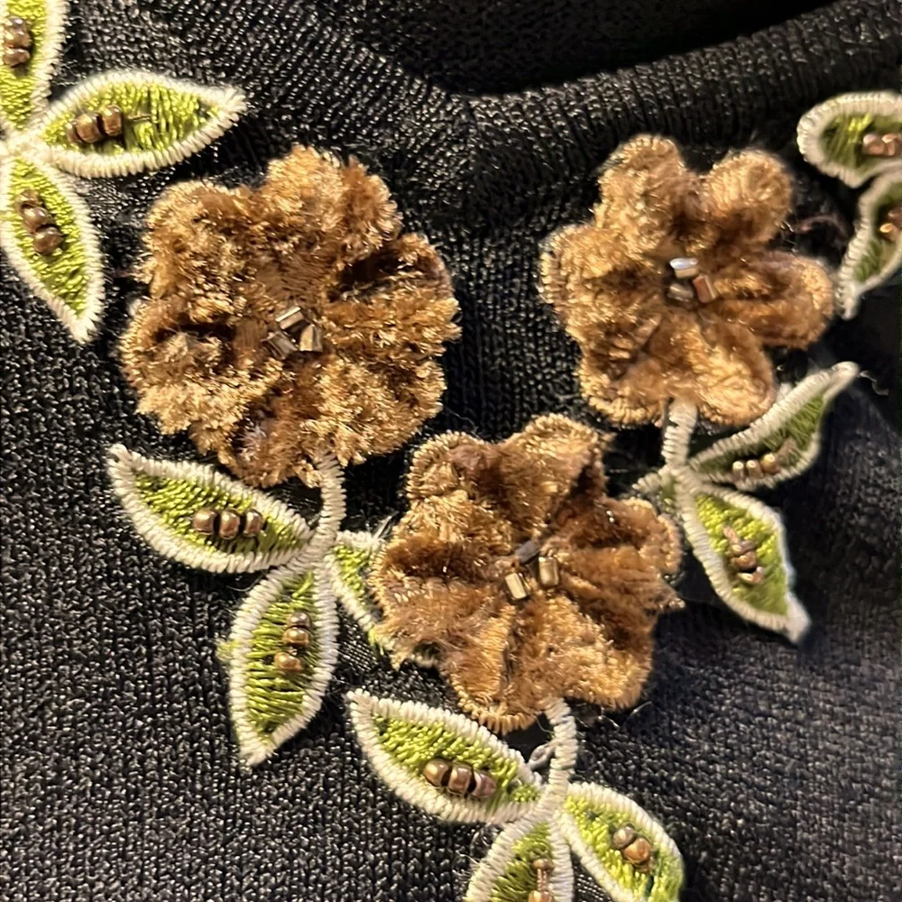 Black sweater with 3-D floral embellishments M - Picture 7 of 11